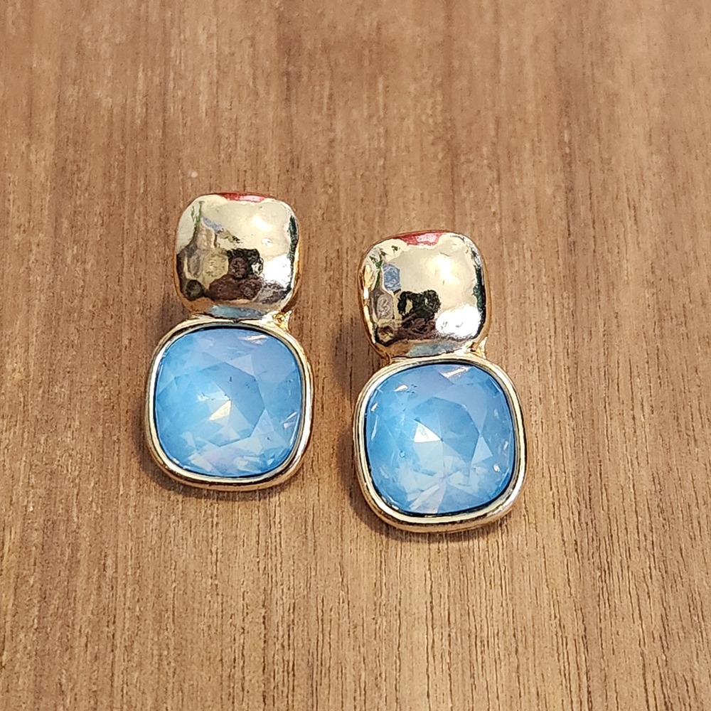 Gold Tone Hammered Light Blue Faceted Stone Drop Stud Earrings Modern Chic 0.75"